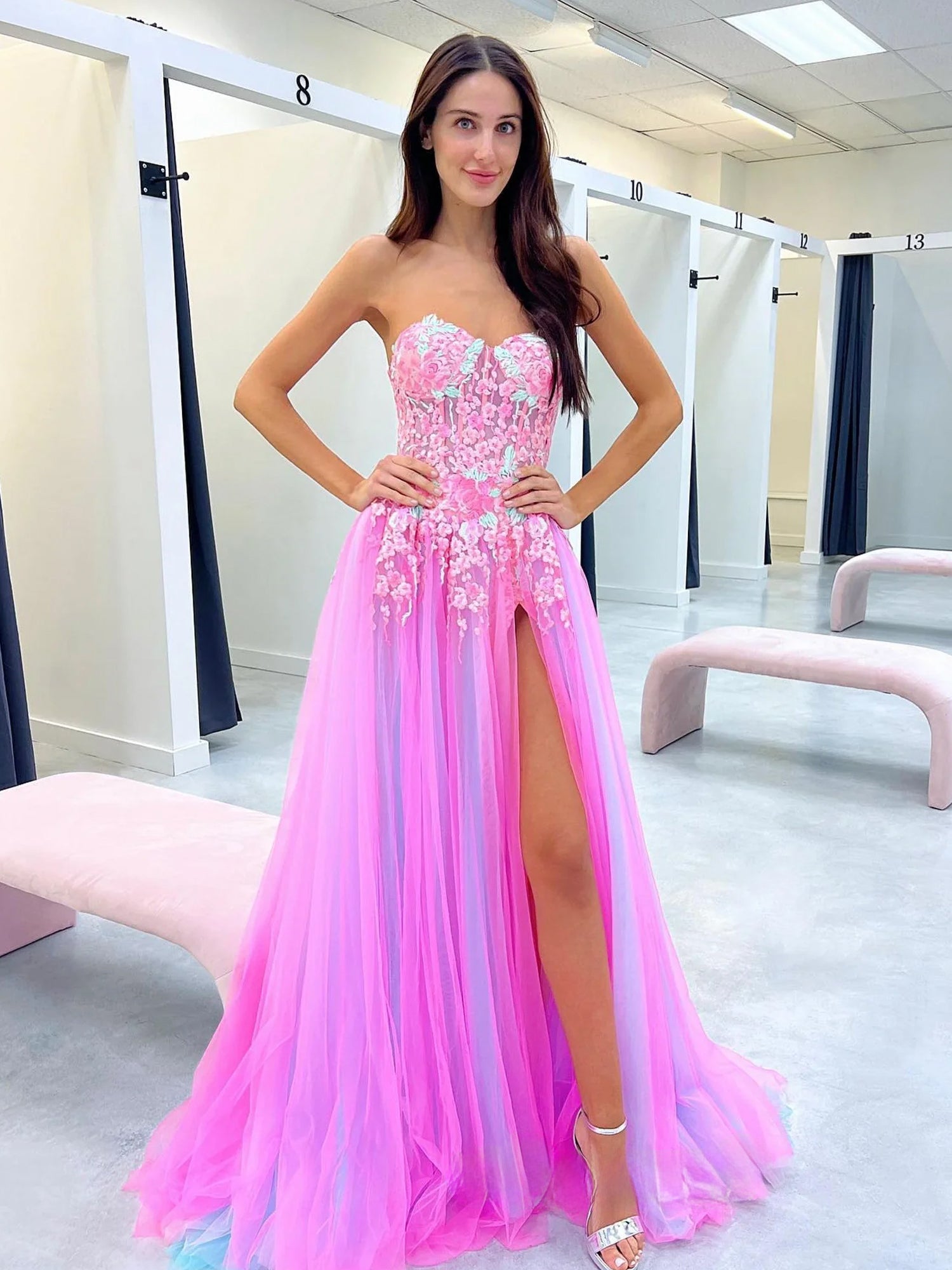 Georgia | Vestido de fiesta largo de encaje con apliques de corazón y abertura en forma de A
