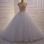 Glamoroso vestido de novia de corte A, escote en V, sin mangas y con encaje