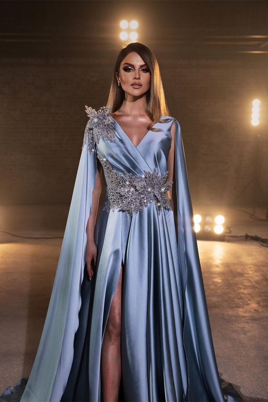 Glamoroso vestido de fiesta azul largo con escote en V, corte A y abertura con cuentas