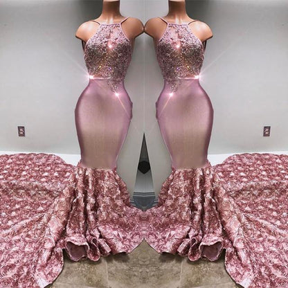 Glamoroso vestido de fiesta rosa de sirena con cuello halter y encaje con flores 3D en la parte inferior.