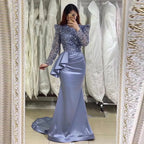 Glamoroso vestido de fiesta largo color lavanda con escote sirena, cuello alto, cuentas y mangas largas