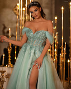 Glamoroso vestido de fiesta largo de corte A con hombros descubiertos, encaje y cuentas, con abertura