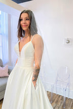 Glamuroso vestido de novia largo de satén con escote en A y espalda descubierta, con bolsillos