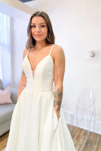 Glamuroso vestido de novia largo de satén con escote en A y espalda descubierta, con bolsillos