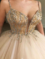 Glamoroso vestido largo de fiesta con tirantes finos y tul con cuentas