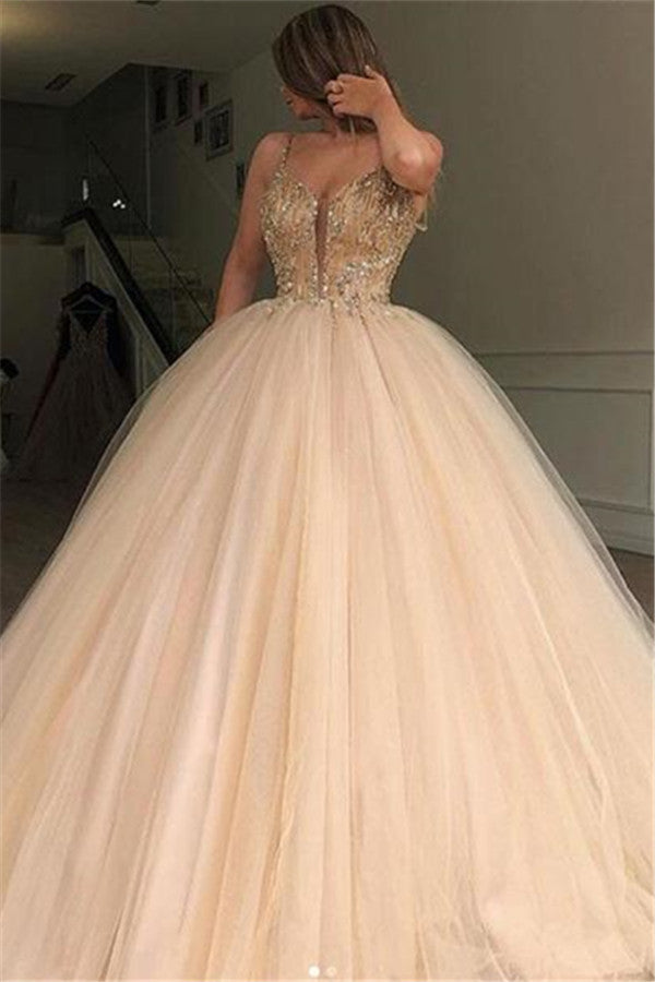 Glamoroso vestido largo de fiesta con tirantes finos y tul con cuentas
