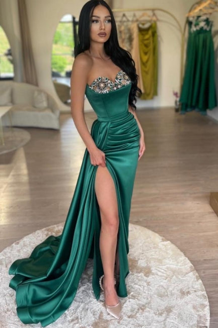 Glamouröses langes dunkelgrünes Meerjungfrau-Ballkleid aus Satin mit trägerlosem Perlenbesatz und Schlitz