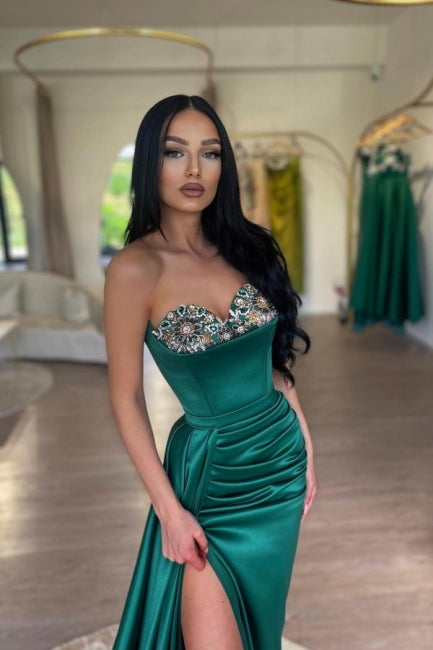 Glamuroso vestido de fiesta largo verde oscuro estilo sirena sin tirantes, de satén con cuentas y abertura