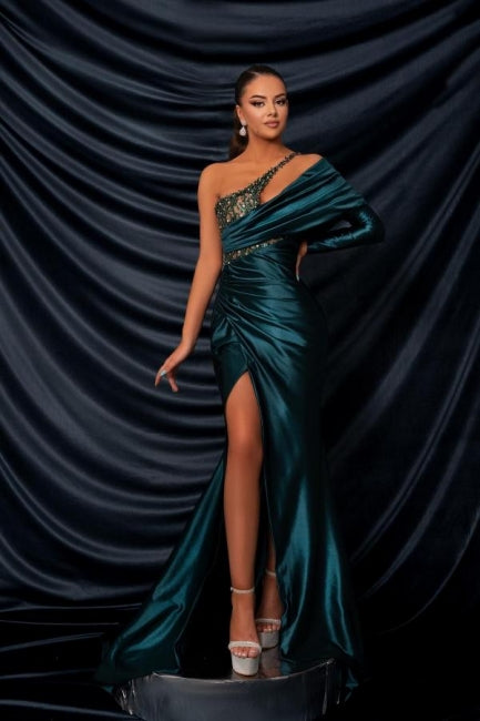 Glamouröses langes dunkelgrünes One-Shoulder-Ballkleid mit Perlenstickerei und Spitze und langen Ärmeln