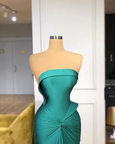 Glamouröses langes grünes trägerloses Meerjungfrau-Ballkleid mit Schleppe