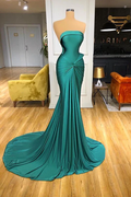Glamouröses langes grünes trägerloses Meerjungfrau-Ballkleid mit Schleppe