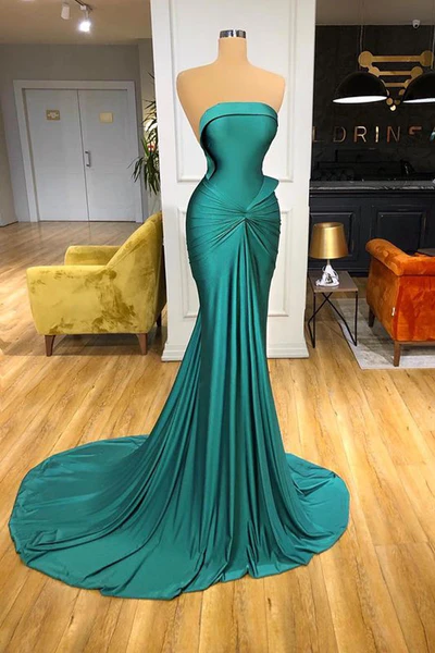 Glamouröses langes grünes trägerloses Meerjungfrau-Ballkleid mit Schleppe