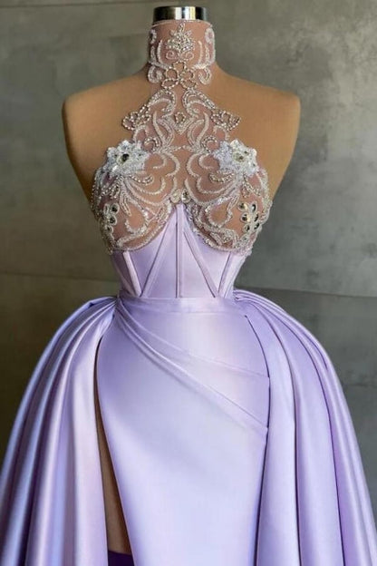 Glamouröses langes lila A-Linien-Ballkleid aus Spitzensatin mit hohem Halsausschnitt und Schlitz