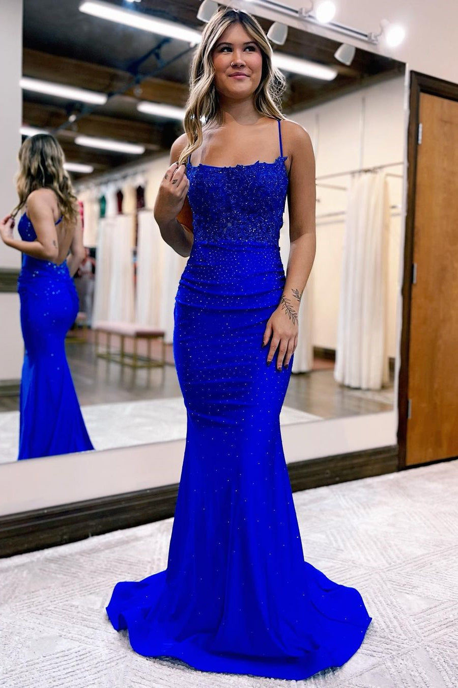 Glamouröses langes rückenfreies ärmelloses Meerjungfrau-Ballkleid mit Spitze