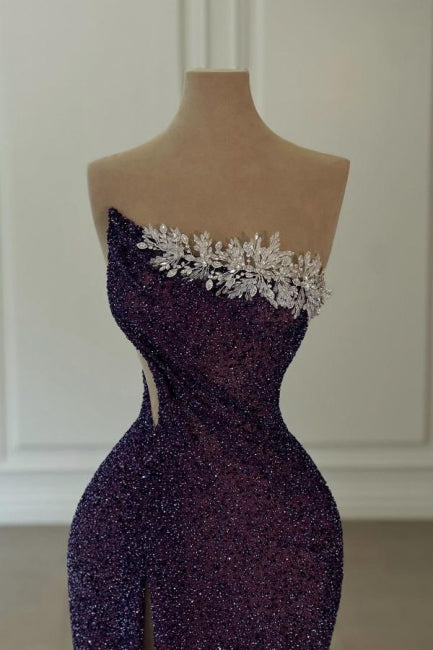 Glamouröses langes lila trägerloses Ballkleid mit Pailletten und Perlenbesatz und Schlitz