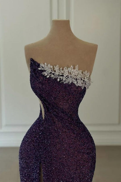 Glamouröses langes lila trägerloses Ballkleid mit Pailletten und Perlenbesatz und Schlitz