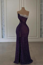 Glamouröses langes lila trägerloses Ballkleid mit Pailletten und Perlenbesatz und Schlitz