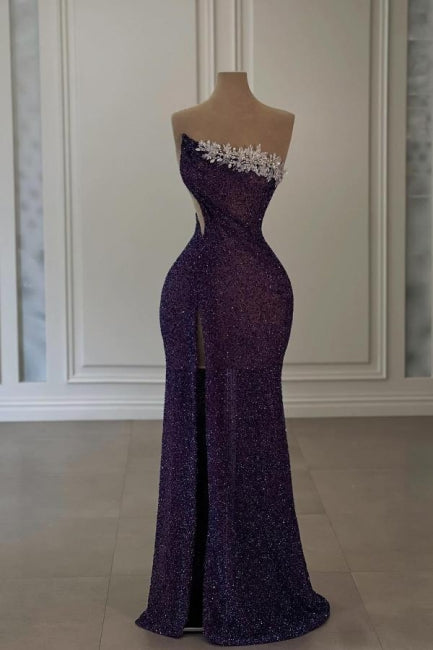 Glamouröses langes lila trägerloses Ballkleid mit Pailletten und Perlenbesatz und Schlitz