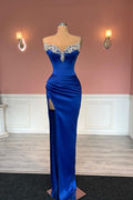 Glamoroso vestido de fiesta largo azul real con escote en V y escote en V, sin tirantes y abertura.