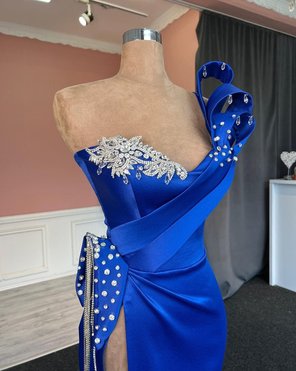 Glamouröses langes, königsblaues, säulenförmiges Ballkleid mit One-Shoulder-Träger und Juwelen