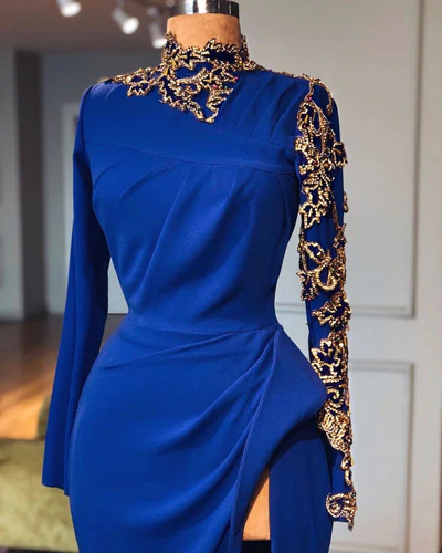 Glamouröses, langes, königsblaues Ballkleid aus Spitze mit hohem Halsausschnitt und langen Ärmeln und Schlitz