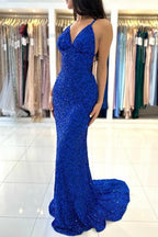 Glamouröses langes königsblaues Abendkleid mit V-Ausschnitt und Spaghettiträgern und Glitzer