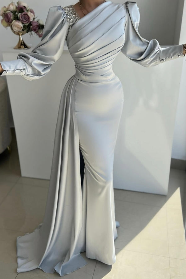 Glamouröses langes silbernes Meerjungfrau-Ballkleid aus plissiertem Satin mit langen Ärmeln und Seitenschlitz
