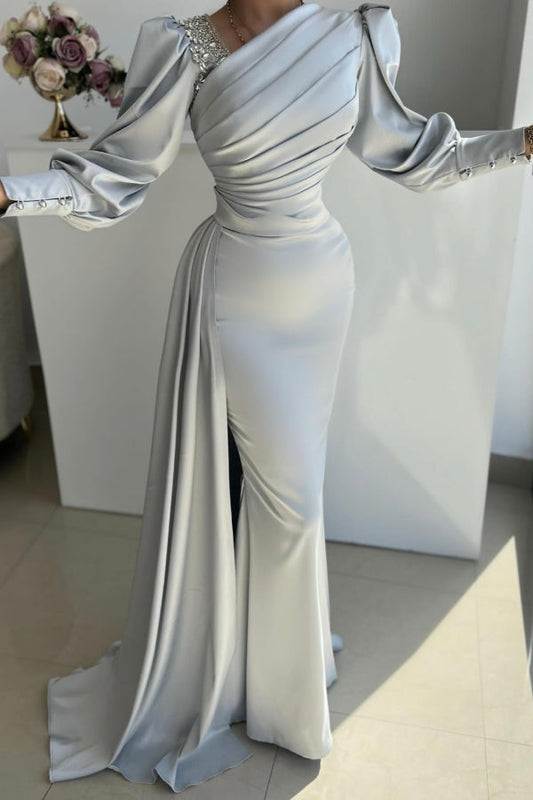 Glamouröses langes silbernes Meerjungfrau-Ballkleid aus plissiertem Satin mit langen Ärmeln und Seitenschlitz