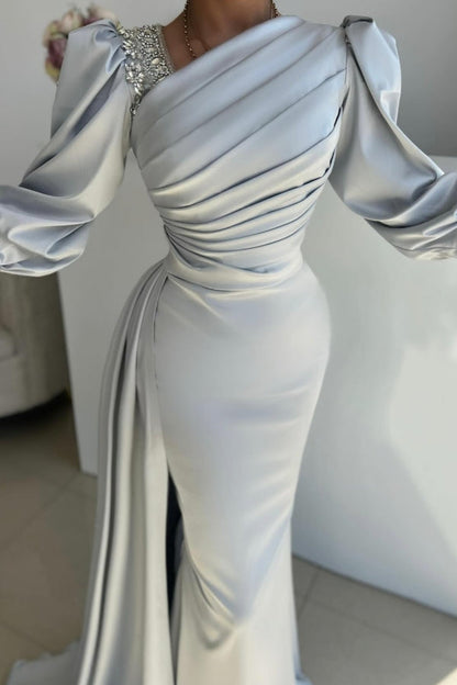 Glamouröses langes silbernes Meerjungfrau-Ballkleid aus plissiertem Satin mit langen Ärmeln und Seitenschlitz