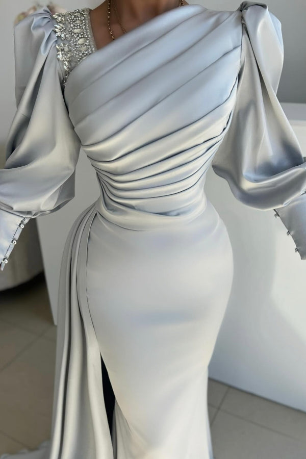 Glamouröses langes silbernes Meerjungfrau-Ballkleid aus plissiertem Satin mit langen Ärmeln und Seitenschlitz