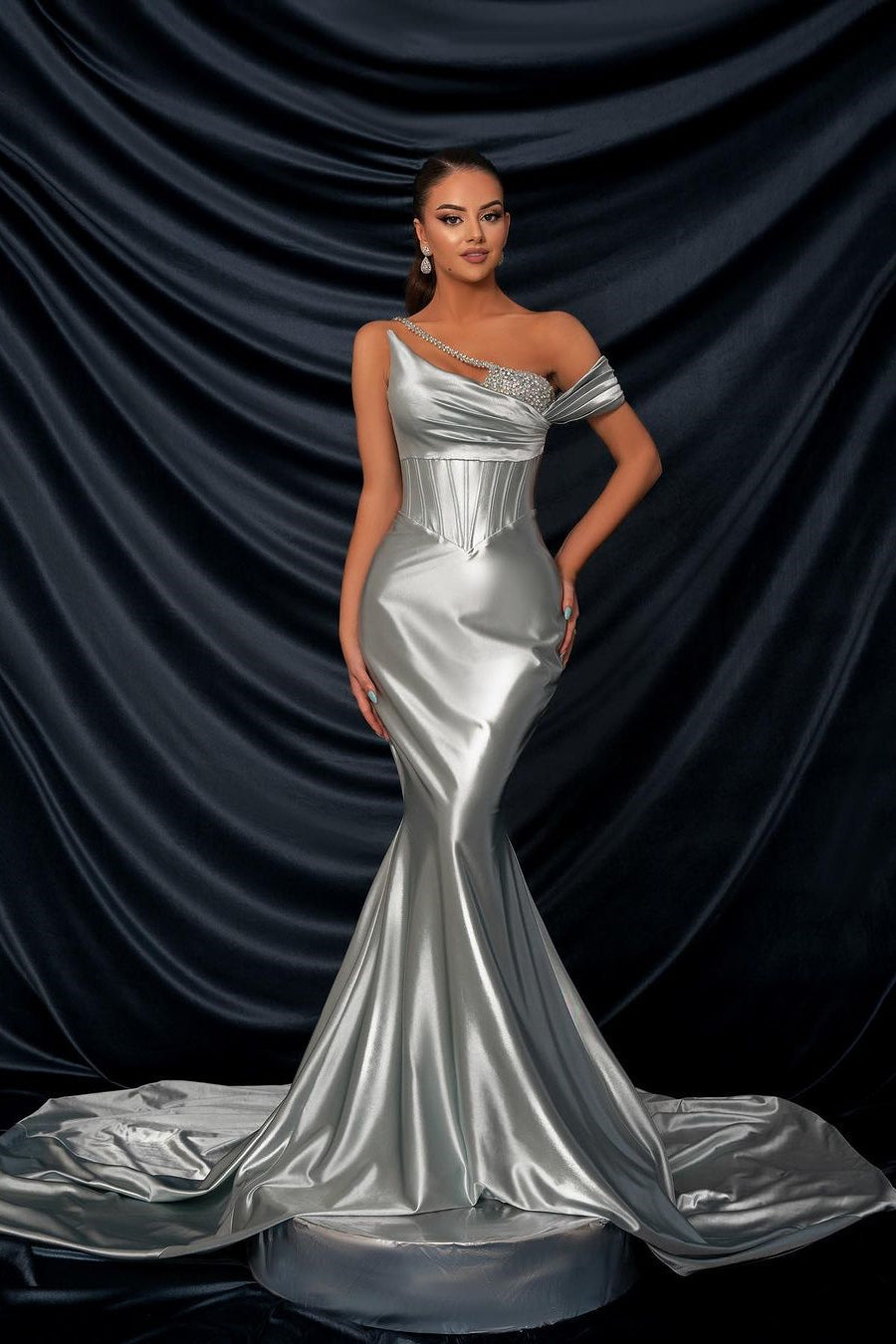 Glamouröses, langes, silbernes, ärmelloses Meerjungfrau-Ballkleid mit einer Schulter und Pailletten