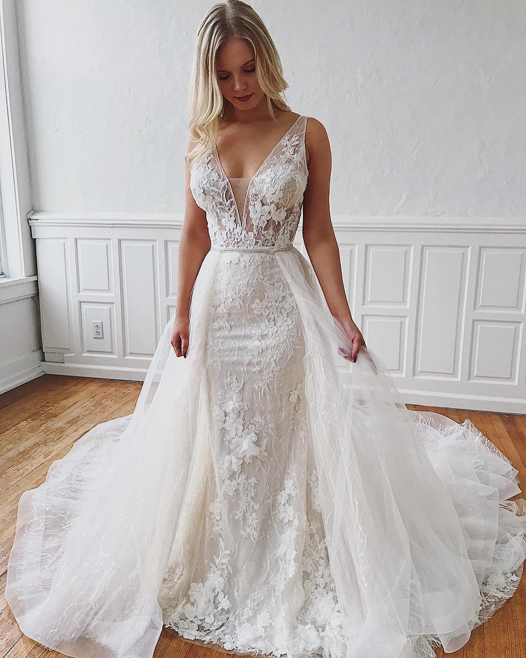 Glamorosos vestidos de novia de sirena con escote en V, encaje y tirantes largos desmontables