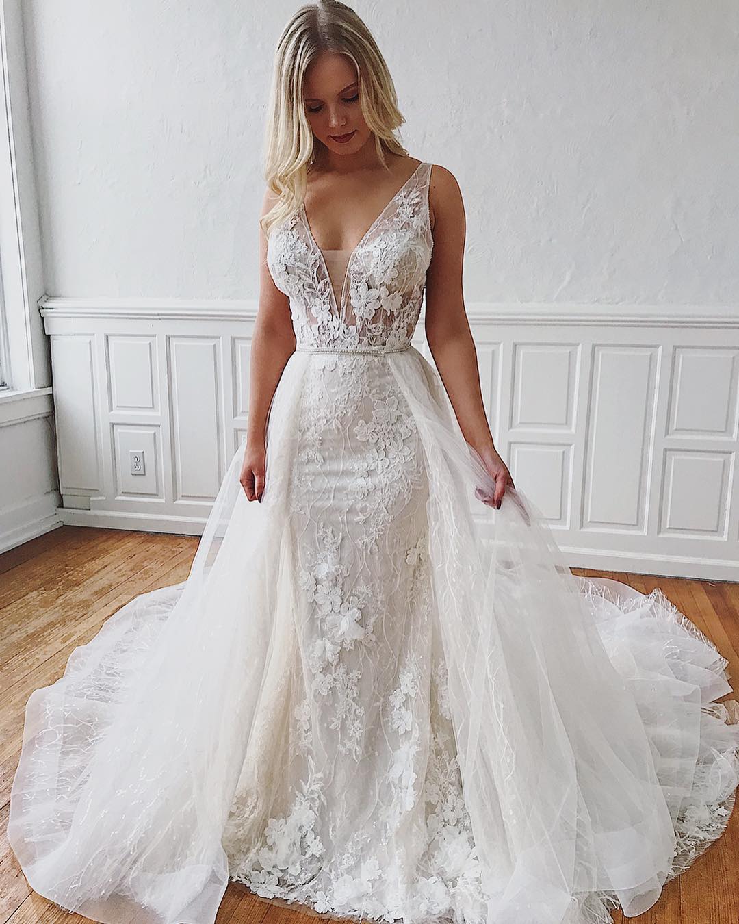 Glamorosos vestidos de novia de sirena con escote en V, encaje y tirantes largos desmontables