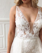 Glamorosos vestidos de novia de sirena con escote en V, encaje y tirantes largos desmontables