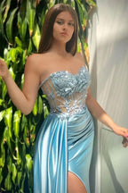 Glamouröses Meerjungfrau-Ballkleid aus Satin mit ärmellosen Applikationen und Schlitz