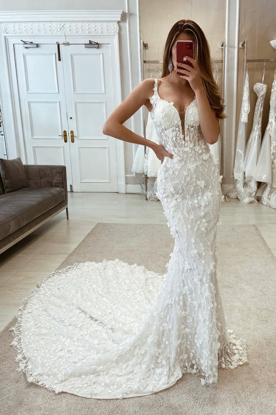 Vestido de novia glamuroso de sirena con tirantes, escote en V y flores, con cola