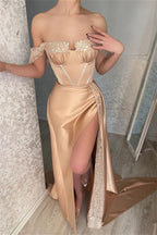 Glamouröses schulterfreies, ärmelloses Meerjungfrau-Ballkleid mit Pailletten und Schlitz