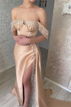 Glamouröses schulterfreies, ärmelloses Meerjungfrau-Ballkleid mit Pailletten und Schlitz