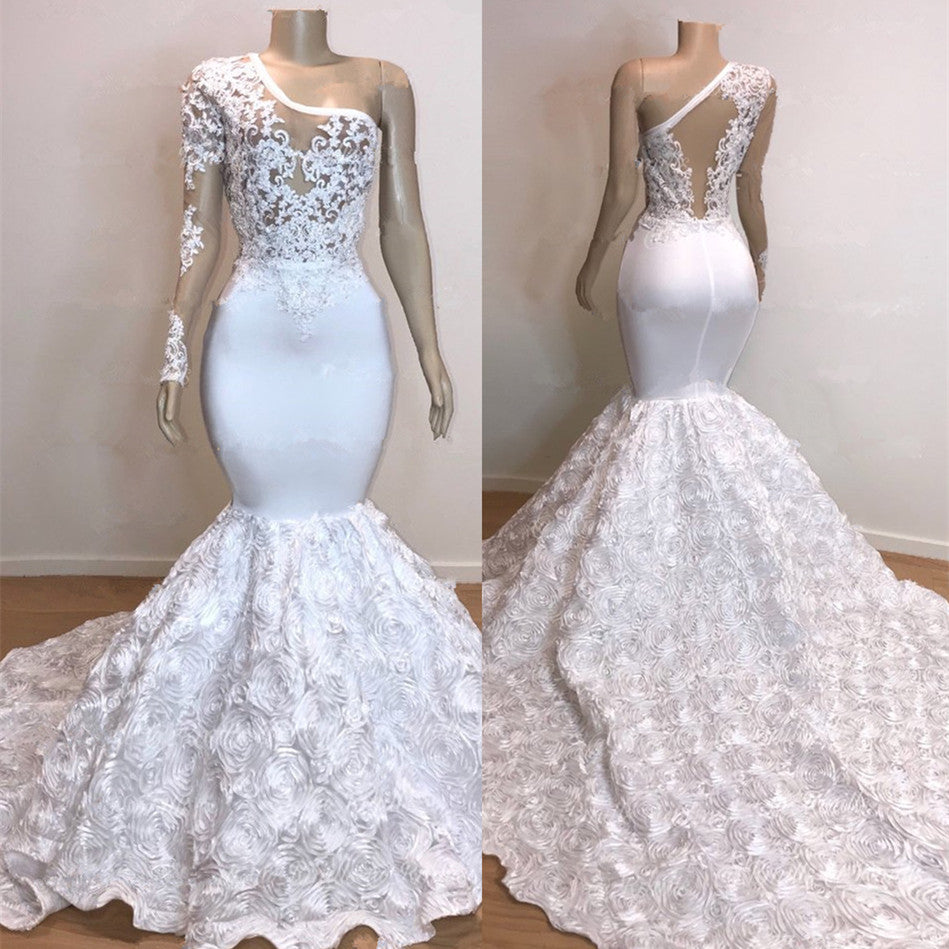Glamouröses weißes Ballkleid mit One-Shoulder-Träger und langen Ärmeln 