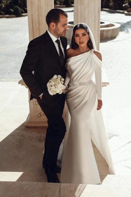 Glamouröses One-Shoulder-Langarm-Meerjungfrau-Satin-Brautkleid mit Rüschen