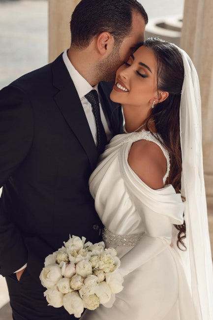 Glamouröses One-Shoulder-Langarm-Meerjungfrau-Satin-Brautkleid mit Rüschen