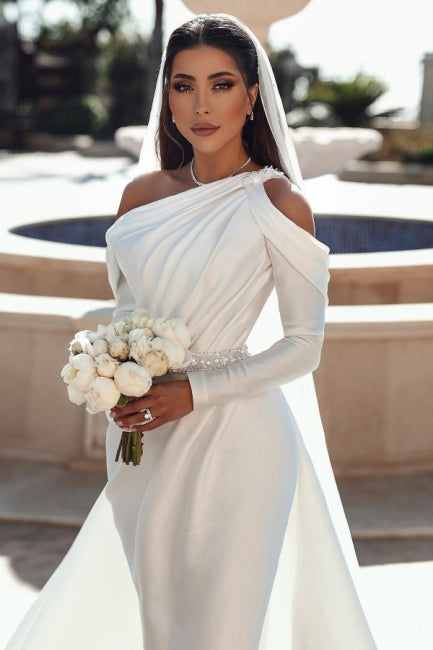 Glamouröses One-Shoulder-Langarm-Meerjungfrau-Satin-Brautkleid mit Rüschen