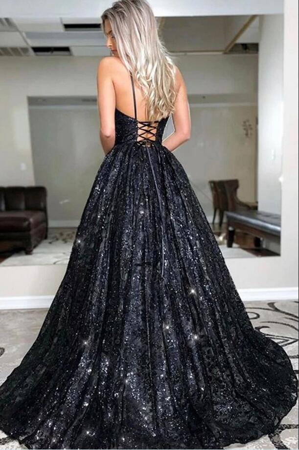 Glamoroso vestido largo de noche con tirantes finos y lentejuelas negras