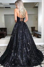 Glamoroso vestido largo de noche con tirantes finos y lentejuelas negras