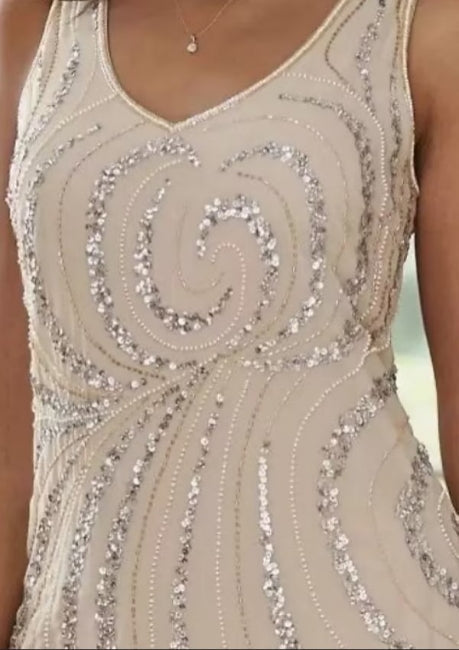 Glamoroso vestido de madre de gasa con escote en V y mangas largas en forma de A con lentejuelas