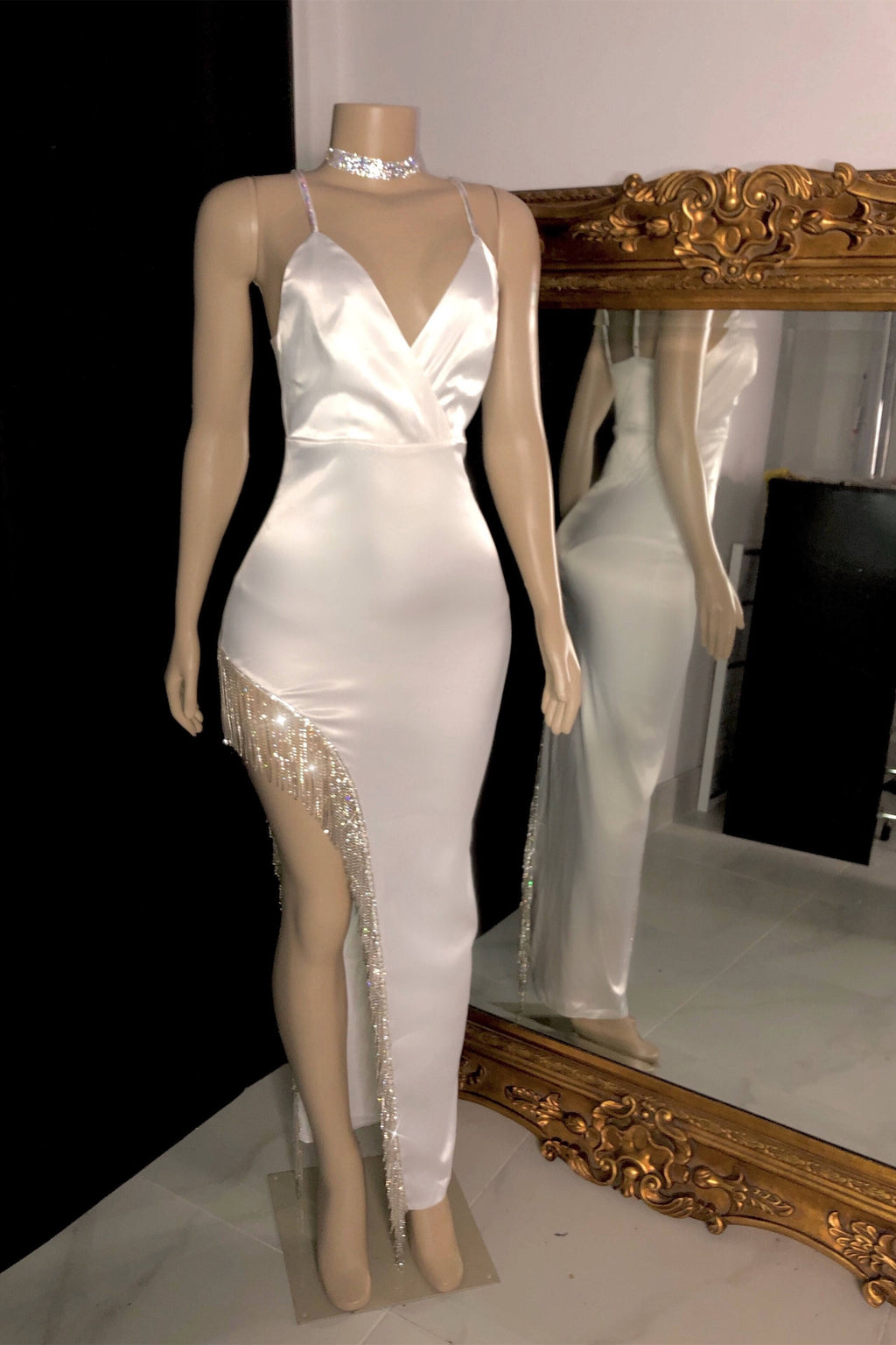 Glamoroso vestido de fiesta de sirena con escote en V y tirantes finos sin mangas