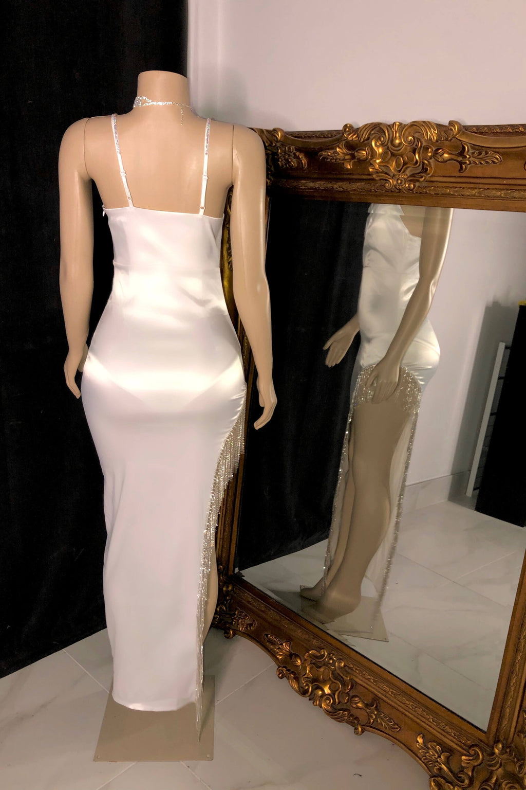Glamoroso vestido de fiesta de sirena con escote en V y tirantes finos sin mangas