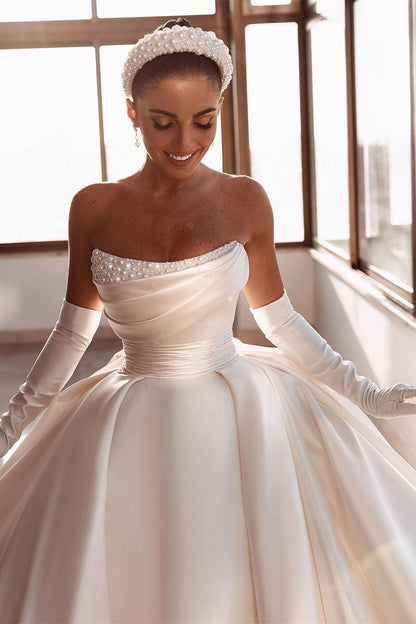 Glamouröses weißes A-Linien-Brautkleid aus Satin mit Perlen und Schleppe