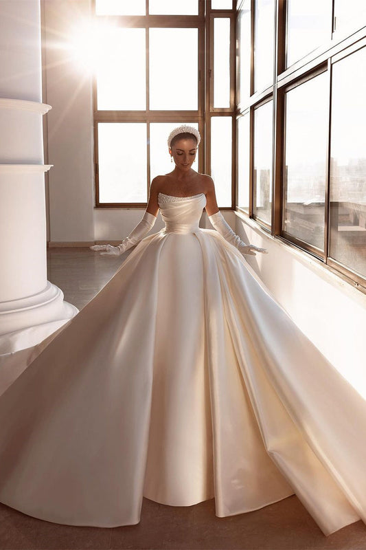 Glamouröses weißes A-Linien-Brautkleid aus Satin mit Perlen und Schleppe