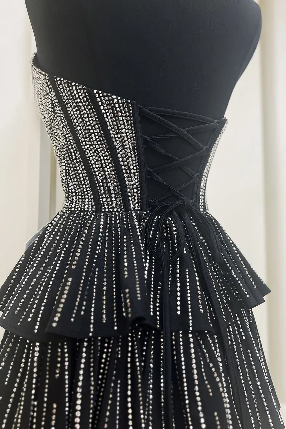 Deb | Vestido de fiesta corto con corsé, corte A, sin tirantes y con purpurina negra y cuentas